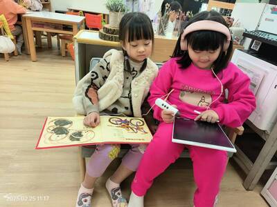 幼兒自主學習-語文區用點讀筆聽母語歌謠圖片