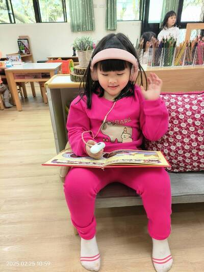 幼兒自主學習-語文區用點讀筆聽母語歌謠圖片